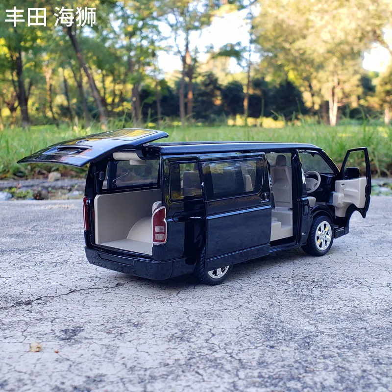 1:32 HIACE MPV Toy Car Models Alloy Diecast Doors Opened Pull Back Sound Light Business Travel Vehicle Presents for Boys