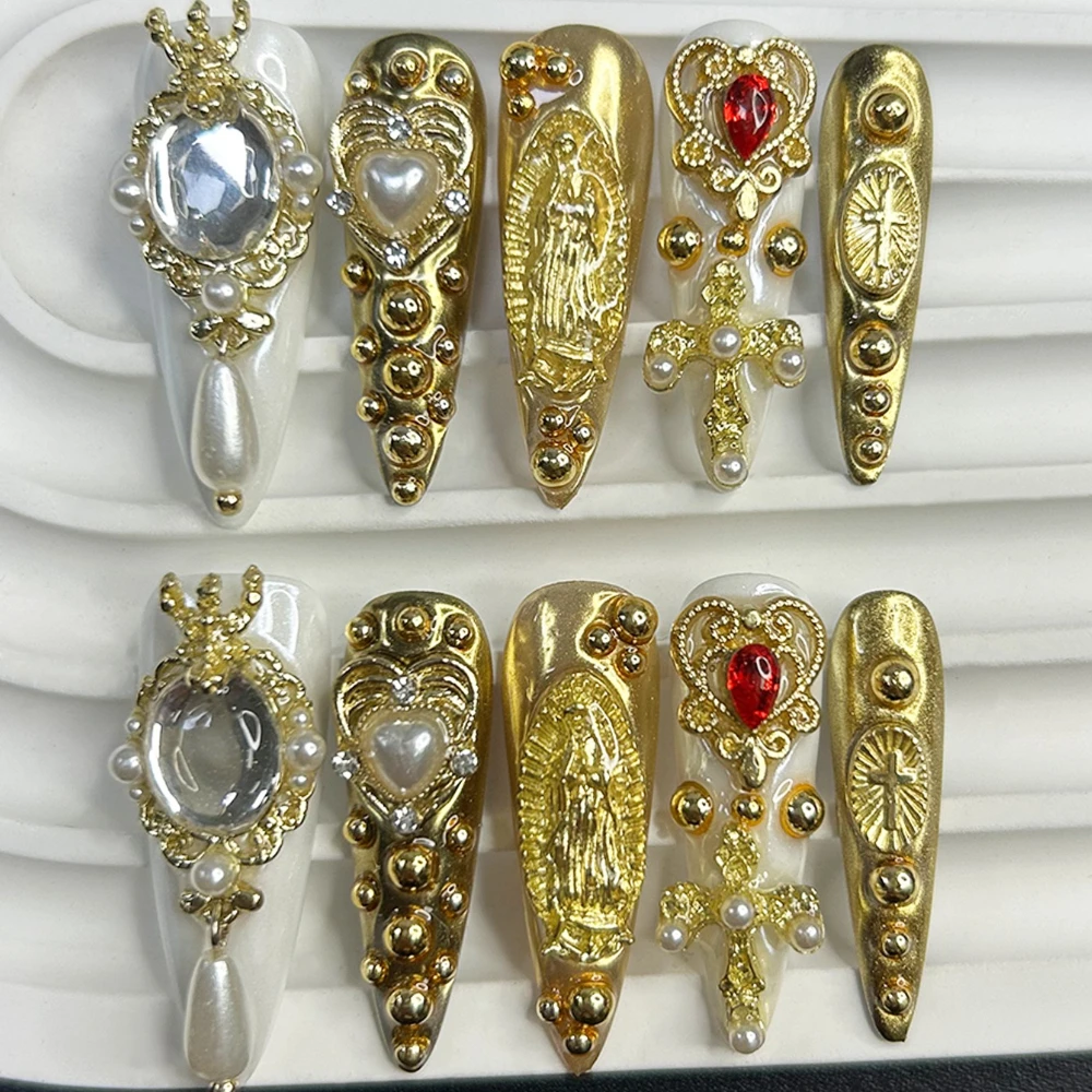 Luxuriöse Retro-Hofstil Handgefertigte Aufklebenägel mit Prachtvoller Krone, 3D-Diamanten, Kreuz und Perlen, Lange Spitzen, Abnehmbare und Wiederverwendbare Künstliche Nägel