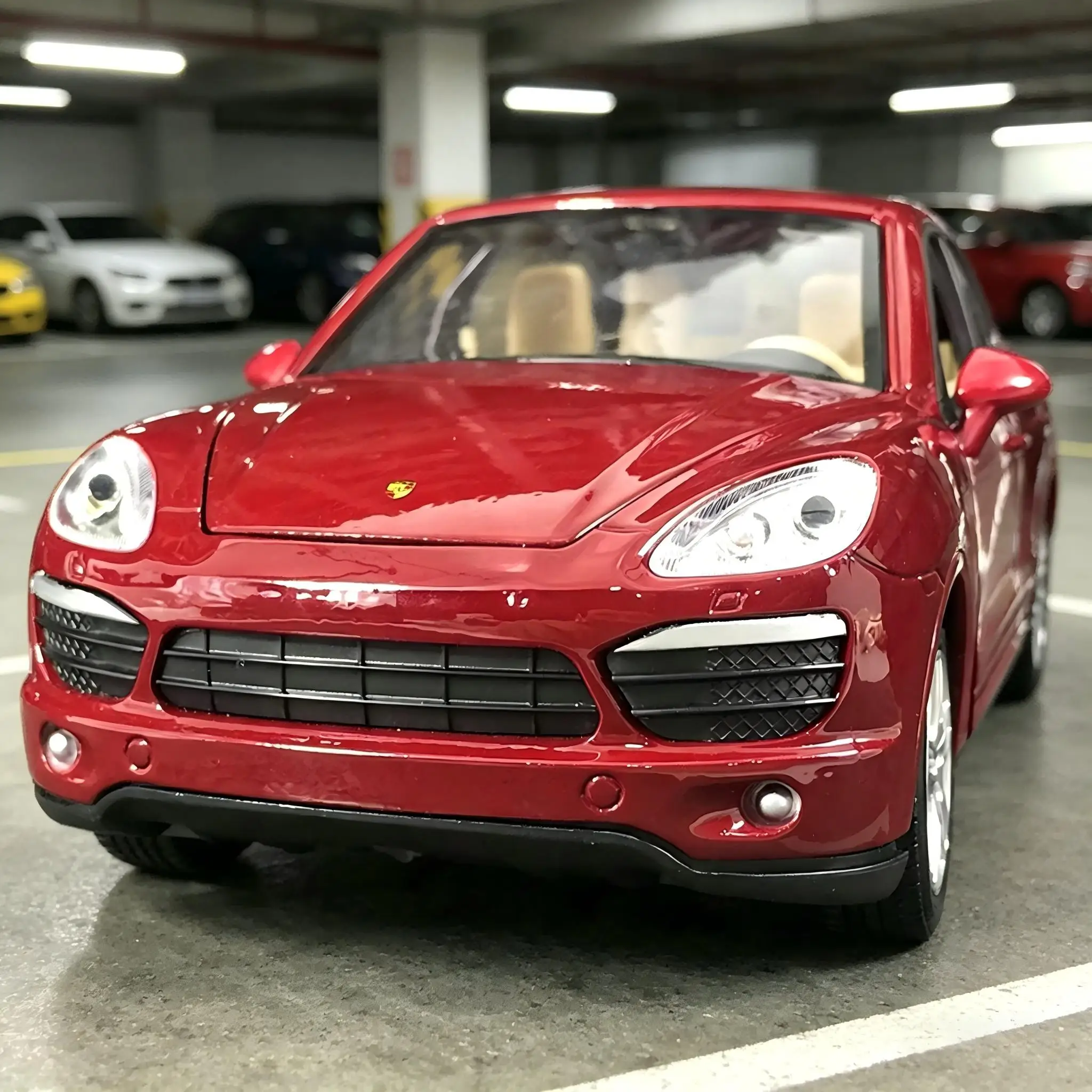 

Модель Porsche Cayenne в масштабе 1:24 из сплава, с открывающимися дверями, передним капотом и крышкой багажника, богатая детализация, высокое качество изготовления.