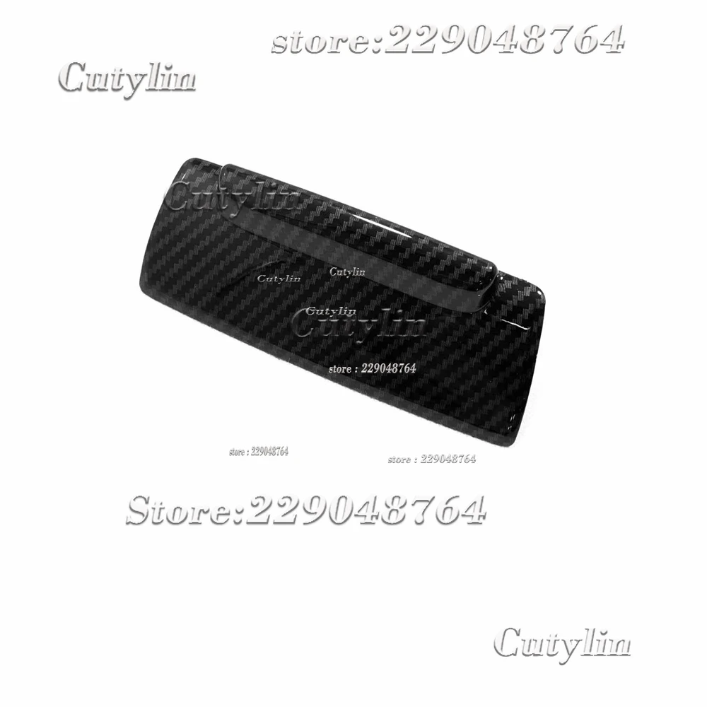 Funda para teléfono de fibra de carbono negro con textura y acabado brillante, con identificación sutil mostrada desde la parte posterior para el kit de molduras interiores de fibra de carbono Volvo XC40 2019-2021.