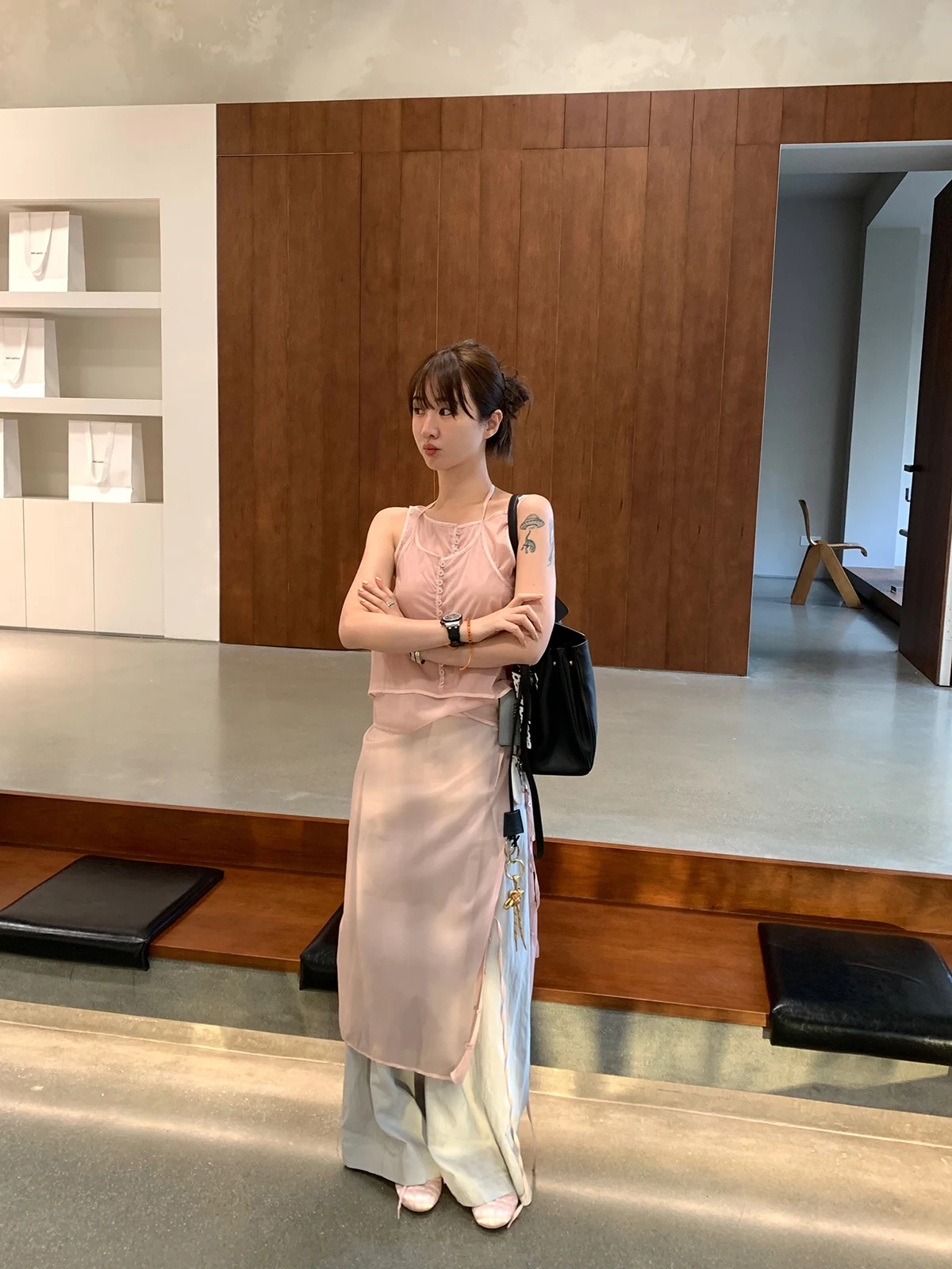 

Комплект VCruan Ashige Весна 2025: Модный трехпредметный костюм из нейлона без рукавов для женщин, средней длины, в деловом стиле