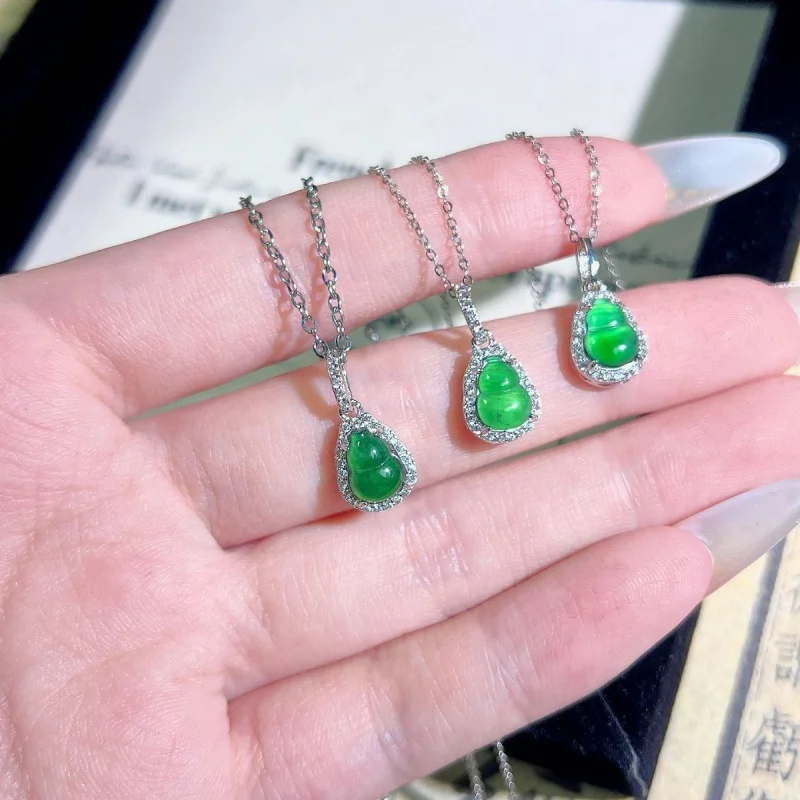 

Chinese-style jade gourd necklace for women, light luxury niche pendant, high-end clavicle chain, 2024 new popular accessory