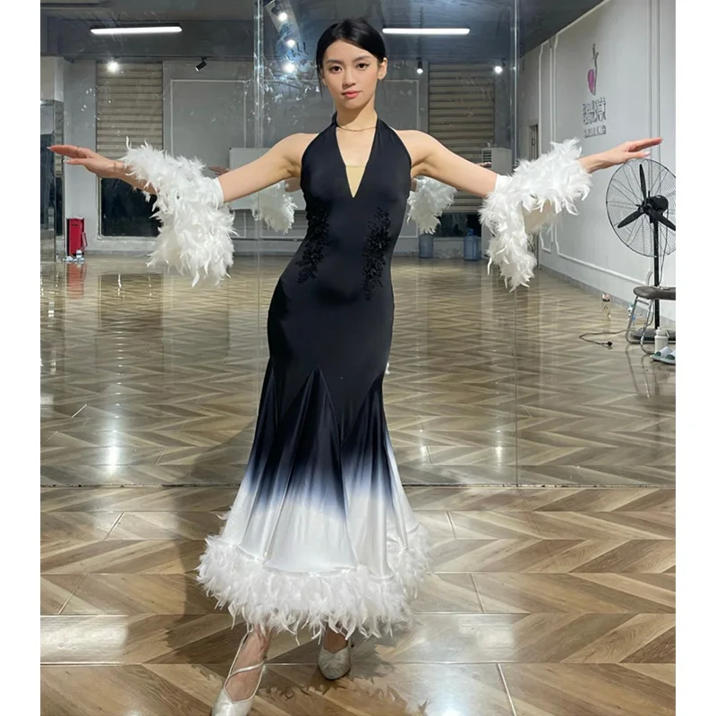 2025年社交ダンス競技用ドレス ワルツダンス衣装 羽根飾り付きドレス 腕章付きパフォーマンススーツ スタンダードダンスドレス BL17630