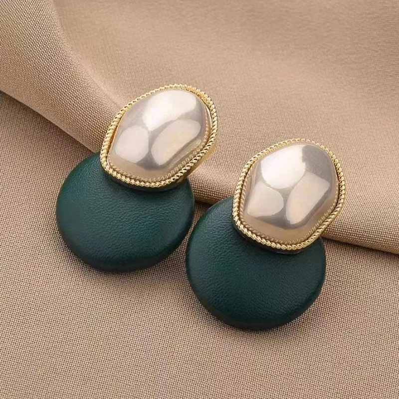 

2024 New Fashion Metal Irregular Pearl Stud Earrings For Women Elegant Green Color Geometric Personality Earrings Jewelry