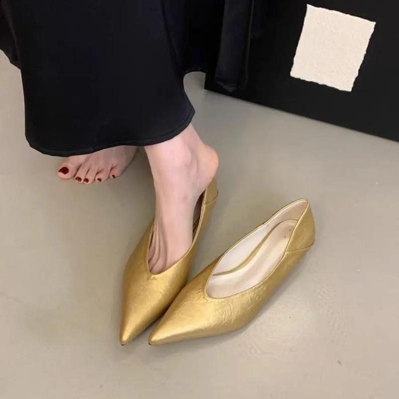 2026 Neue Frühlings-Vielseitige Absatzerhöhende Retro-Schuhe mit Spitzer Zehenpartie und Flachem Schaft