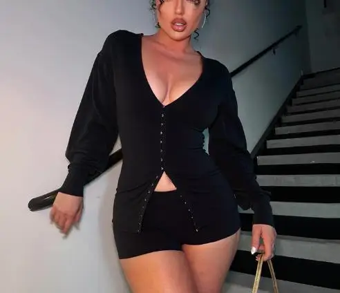 

Autumn 2025 Women's New Minimalist Solid Color Low Cut V-Neck Single Breasted Slim Fit Top and Tight Fitting Three Part Pant Set