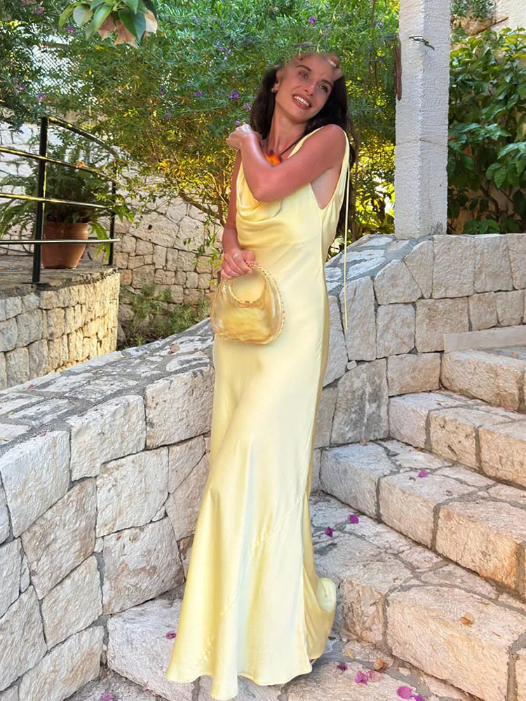 Sukienka midi damska w stylu wakacyjnym z satynową teksturą, dekolt w serek, elegancka, seksowna, letnia, z odkrytymi plecami, sznurowana, na ramiączkach.