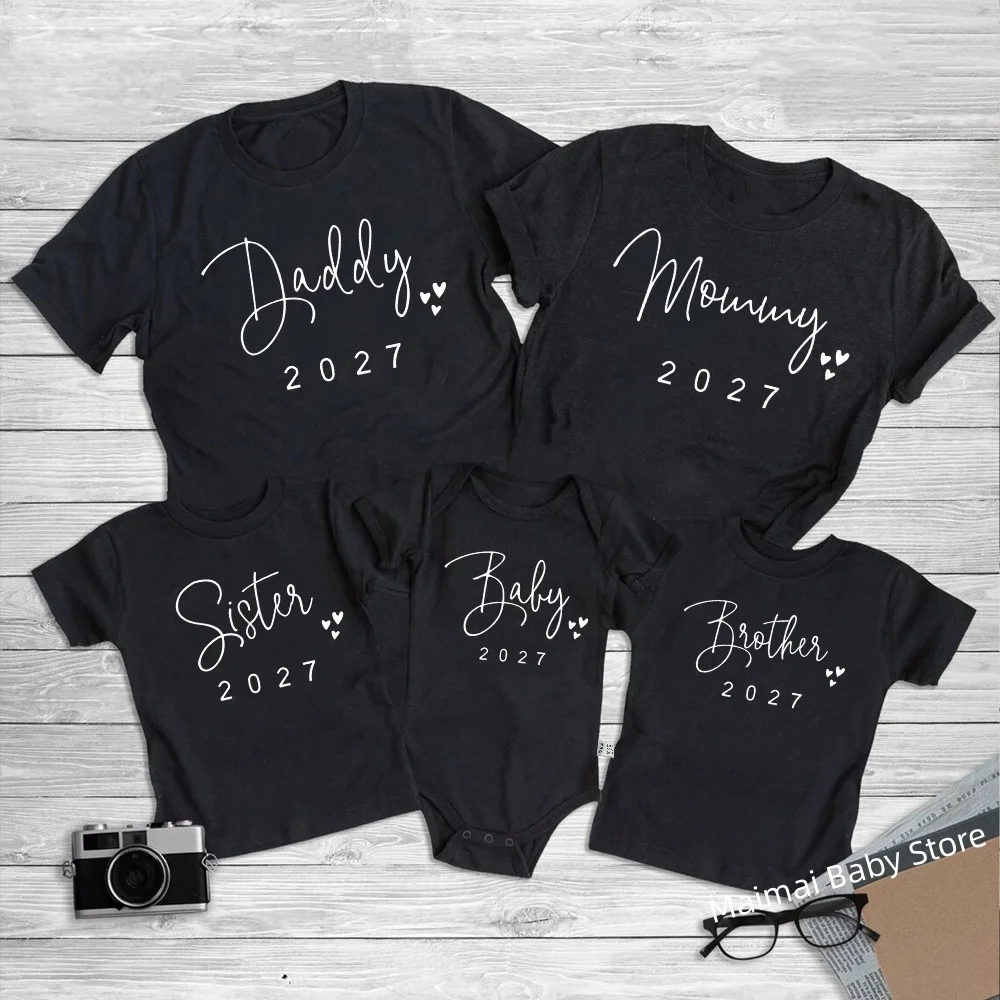 T-shirts assortis pour la famille : Papa, Maman, Sœur, Frère, Bébé – Collection 2027 – Tenues imprimées pour la photographie de famille et l'annonce de grossesse