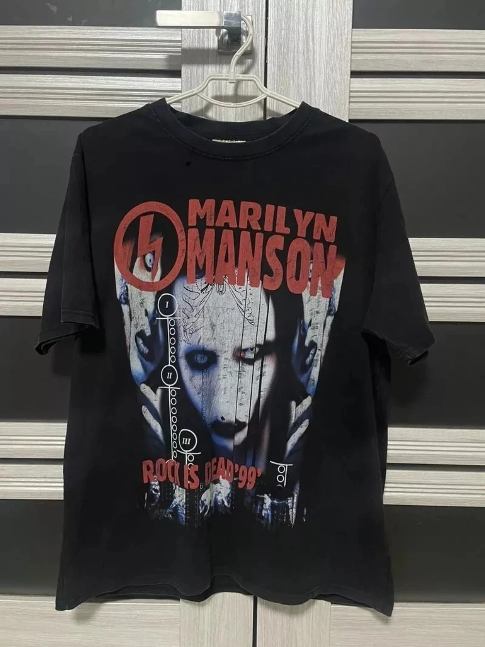 ارتدت مارلين مانسون 2003 تي شيرت أسود بأكمام قصيرة للرجال والنساء مع مطبوعات كلاسيكية داكنة ومخيفة بأكمام قصيرة