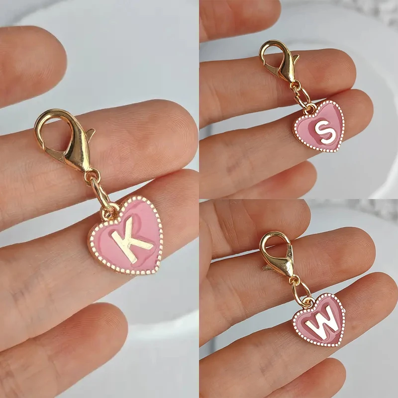 Heißer Verkauf Niedlicher Alphabet 26 Buchstaben Herz-Schlüsselanhänger für Taschen Kopfhörer-Charm Anhänger Accessoires Geschenke mit Karabinerverschluss