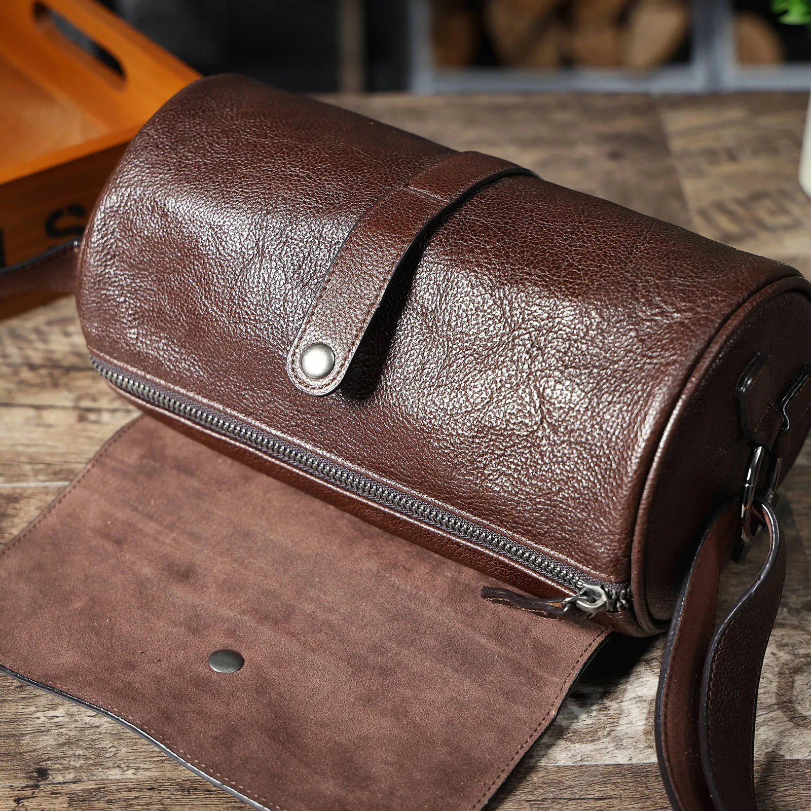 Echte Leder-Umhängetasche für Herren, Zylindertasche, schlicht, aus hochwertigem, pflanzlich gegerbtem Rindsleder, modisch und lässig – Detail 16