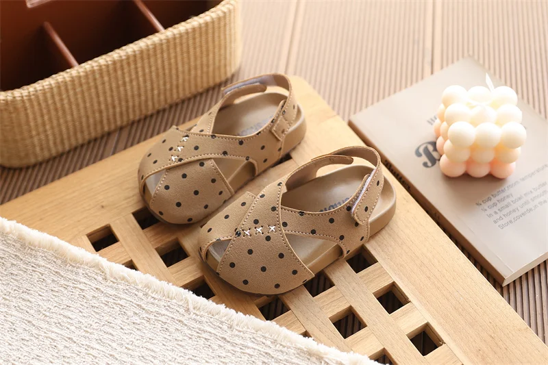 Kleinkind Mädchen Kreuzriemen-Ledersandalen 2026 Neue Sommer Kinder Polka Dot Strandschuhe Rutschfeste Trendige Outdoor Barfuß Alltagsschuhe – Detail 3