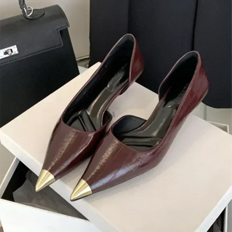 Eleganckie czółenka na niskim obcasie z ostrym noskiem, damskie modne płytkie buty markowe od projektanta, wygodne, miękkie skórzane buty do pracy biurowej.