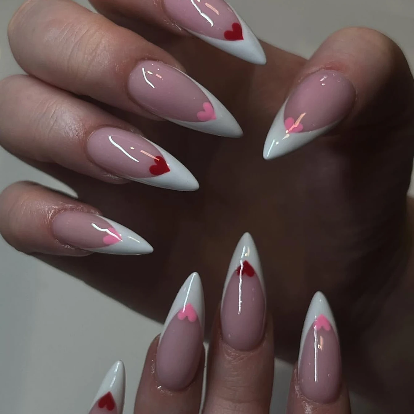 

Набор из 24 накладных ногтей с белым миндальным дизайном в форме сердца, 1 пилка для ногтей и 1 набор клеевых наклеек для ногтей