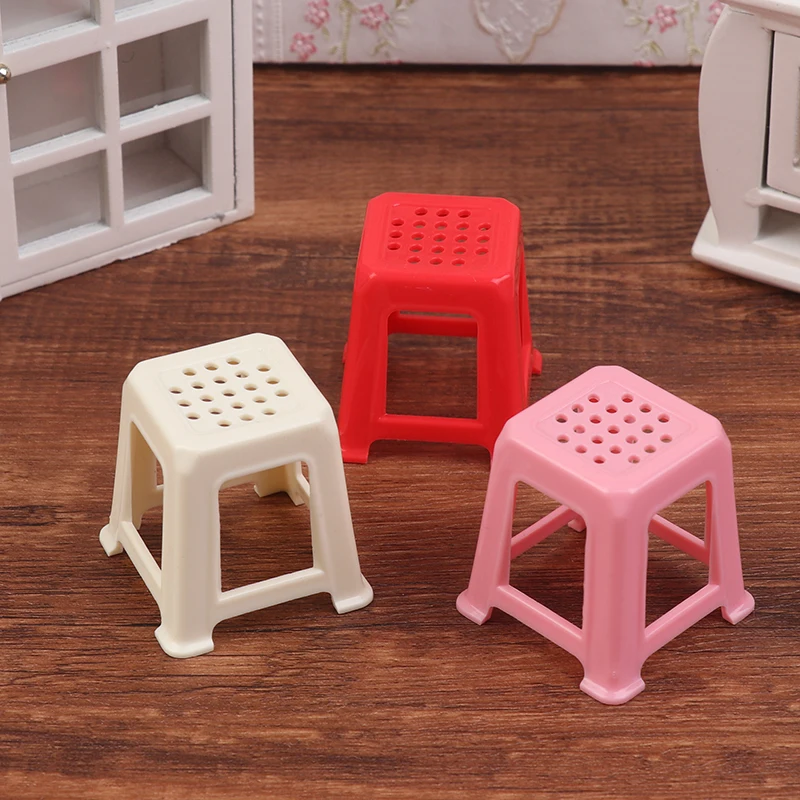 Silla pequeña en miniatura para casa de muñecas, taburete de plástico, muebles, modelo de decoración, accesorios para casa de muñecas, 2 uds., 1:12