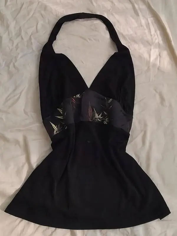 

Оригинальный красивый черный топ с V-образным вырезом и бретельками на шее, сексуальный женский топ без спинки, летняя новинка, модный женский топ из смесового хлопка