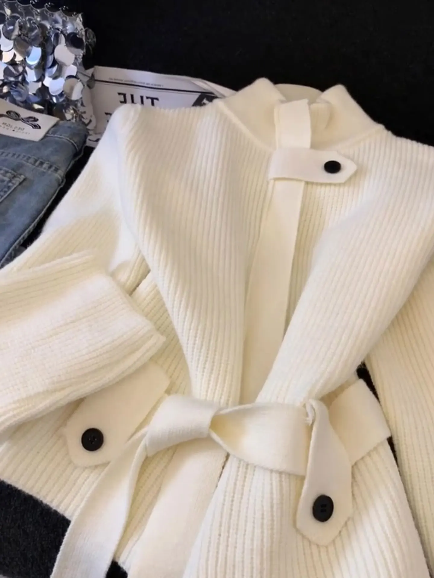 Miękki sweter z długim rękawem, styl koreański, elegancki, do pracy, top damski, moda zimowa, dzianinowy, wygodny krój.