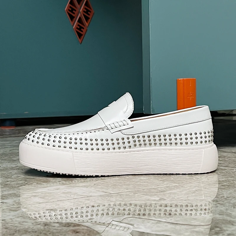 

Новые повседневные туфли высокого качества, мужские спортивные туфли на толстой подошве из воловьей кожи на платформе, молодежные модные лоферы из натуральной кожи с заклепками