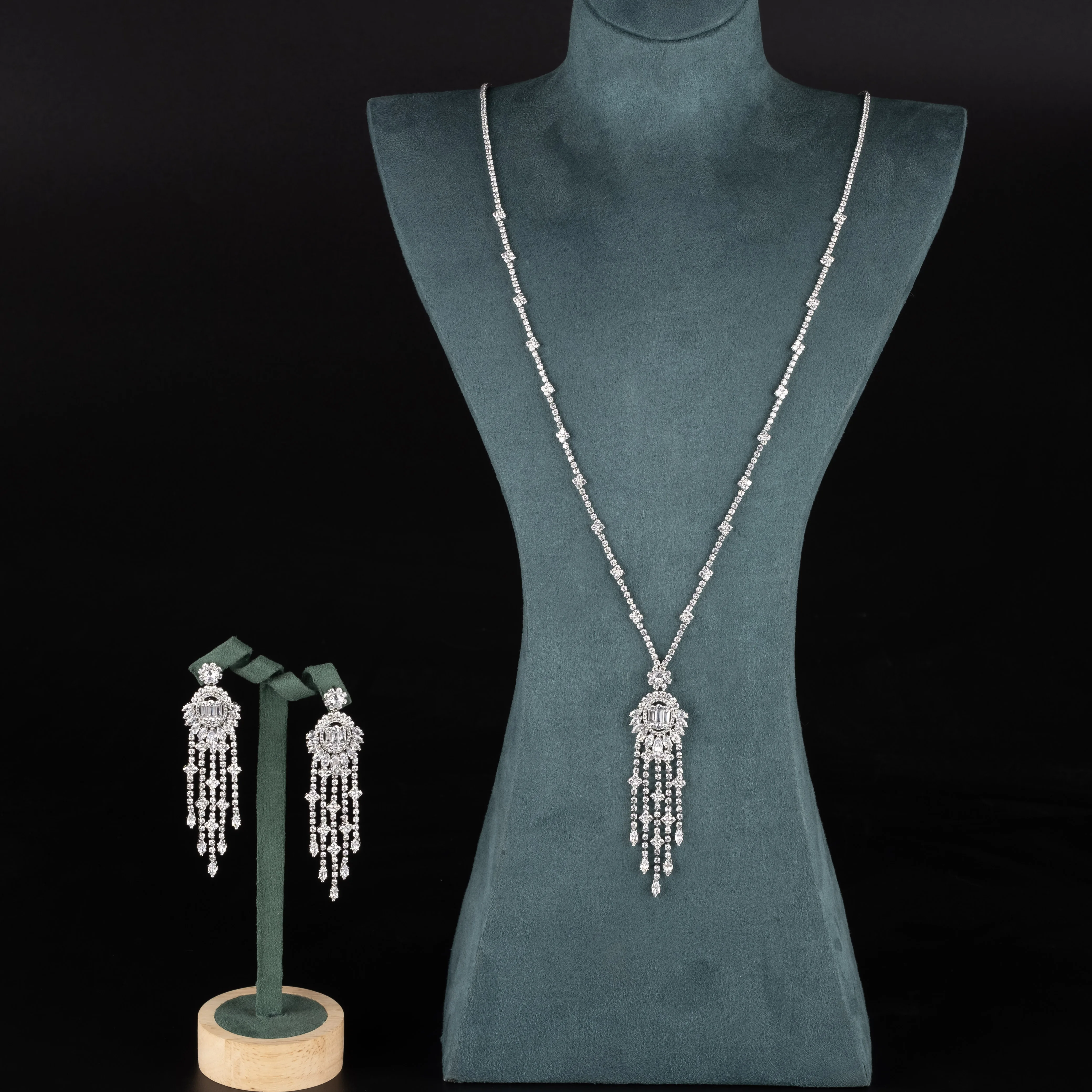 

1 Set of Luxurious and Elegant Inlaid Sparkling Cubic Zirconia Tassel Design Necklace and Earrings Suitable for Women to Wear at Weddings and Banquets. Gift Box Not Included