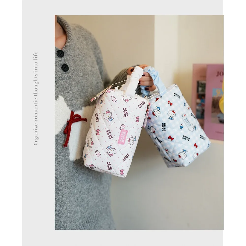 Weiche und niedliche karierte Hello Kitty gesteppte Kissen-Kosmetiktasche, Kulturtasche, Aufbewahrungstasche mit großem Fassungsvermögen, plissierte tragbare Reisetasche – Detail 5