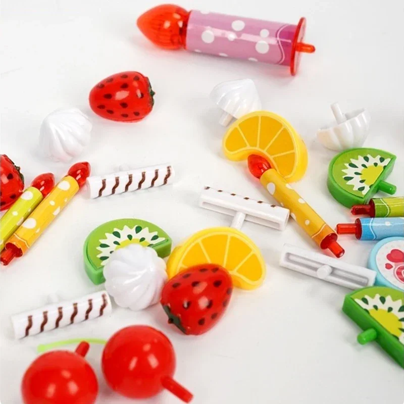 子供たちはケーキのお菓子をふりをする、模擬キッチンおもちゃ、プラスチック製の食べ物を切る、子供の物体認識、男の子、女の子、誕生日プレゼント