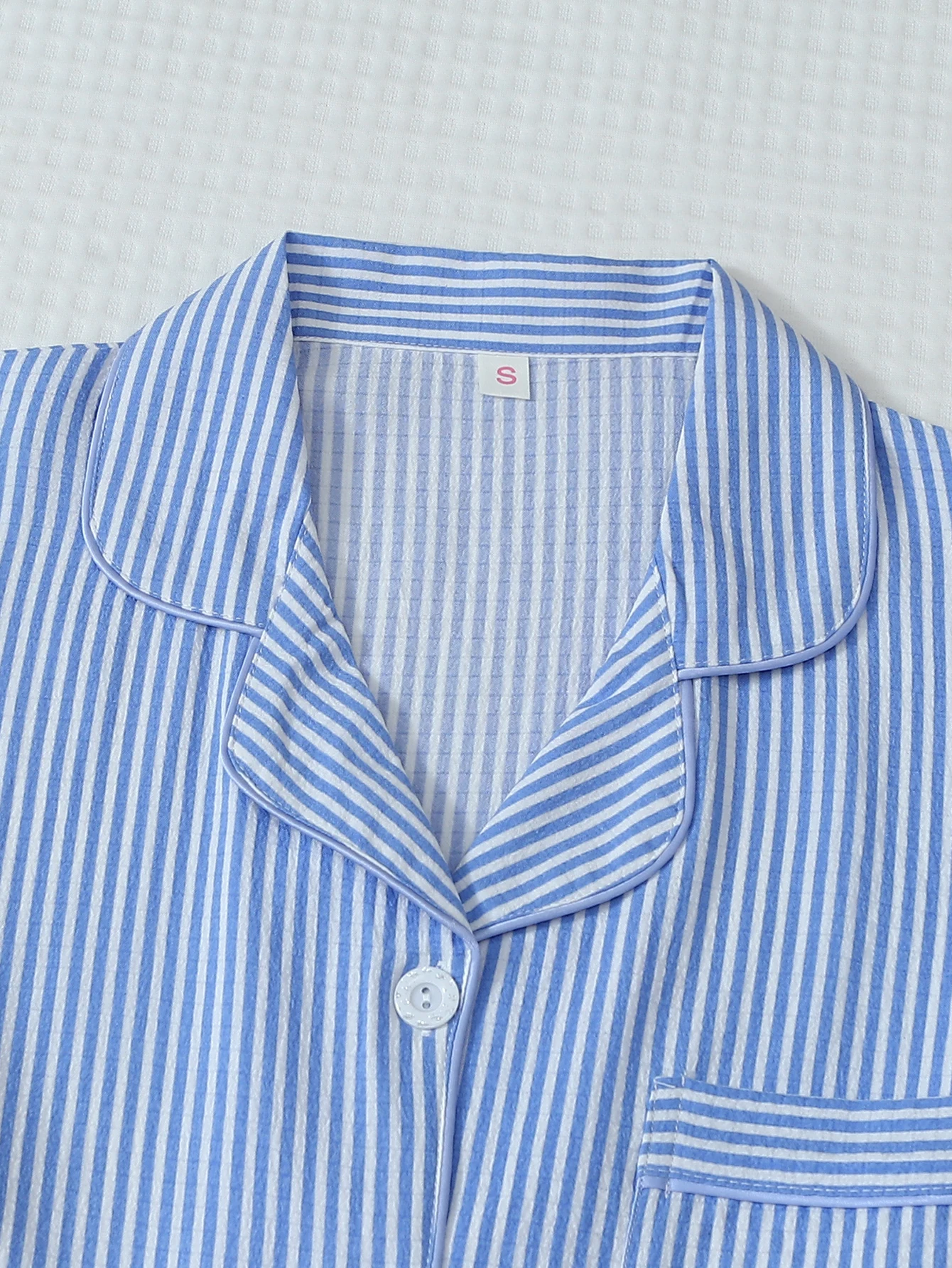 طقم بيجامة مطبوعة مخطط باللونين الأزرق والأبيض للخريف والشتاء مكون من قطعتين، بلوزة بأزرار سفلية وسراويل طويلة، ملابس نوم كاجوال مناسبة للاستخدام المنزلي #2