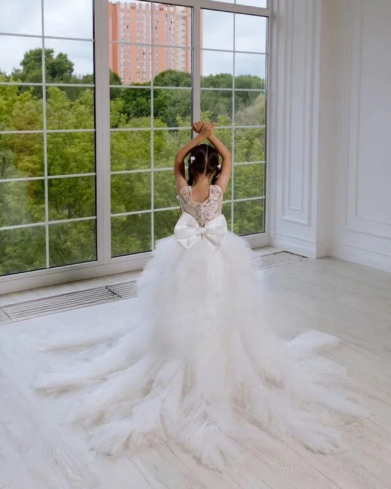 ホワイトフラワーガールドレス サテンフラワーガールドレス レース付き トレイン ジュニアブライドメイド キッズベビードレス 女の子用ページェントドレス