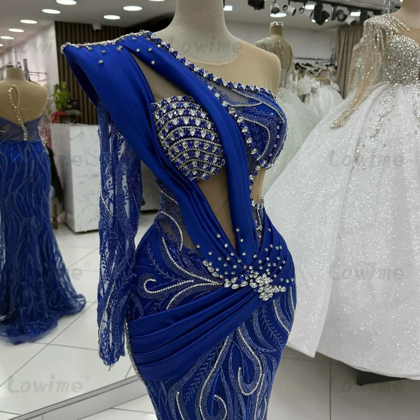 فساتين سهرة بحورية البحر باللون الأزرق الملكي بكتف واحد لعام 2025 فستان حفلات عربي مطرز بالكريستال فساتين المشاهير فساتين حفلات مخصصة