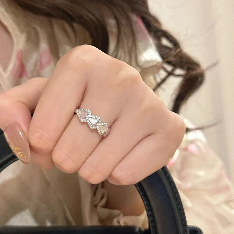 

High quality retro heart-shaped triangular White Fritillaria ring exquisite inlay diamond fashion rings layered wedding jewelry