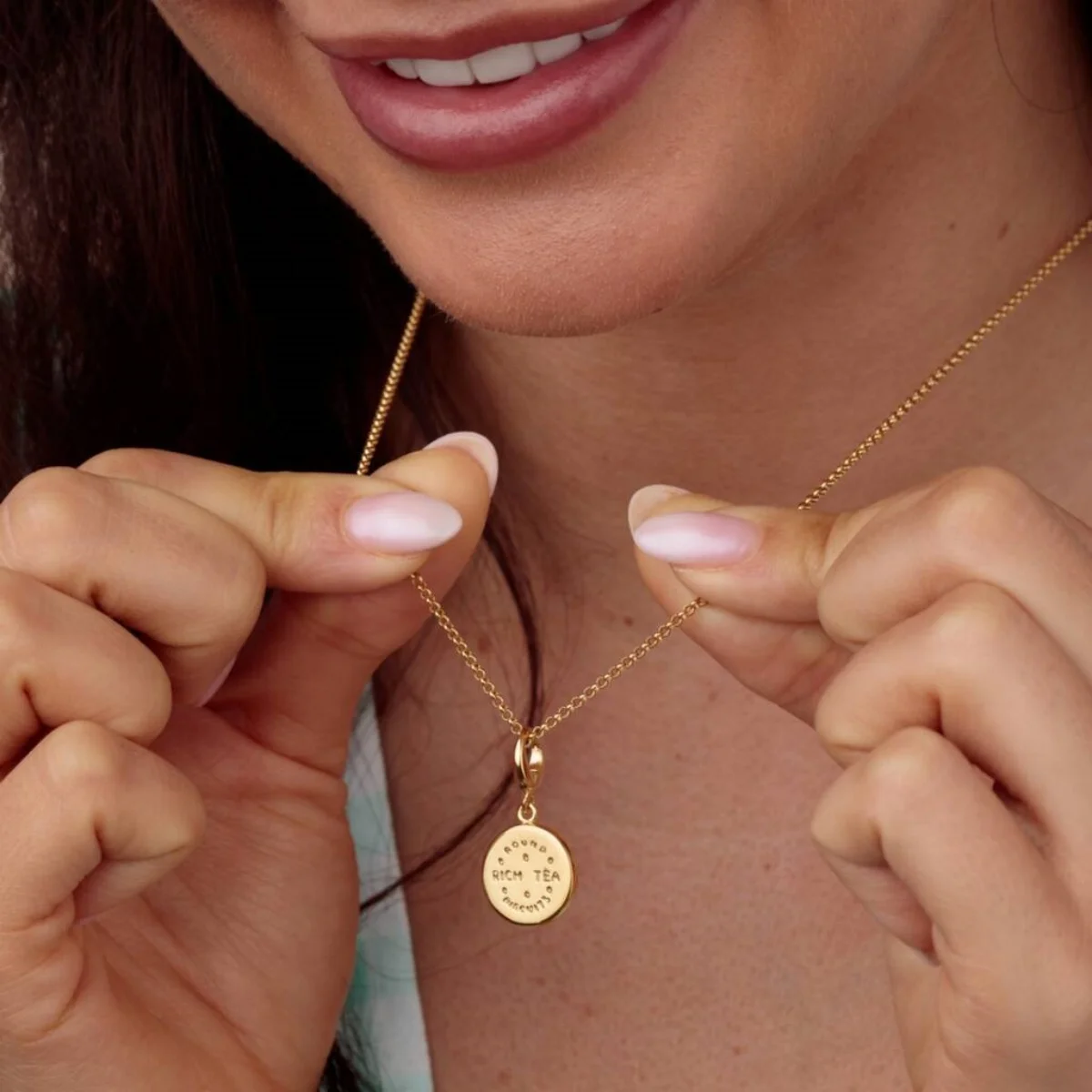 Europäischer und Amerikanischer Edelstahl-Anhänger, Modisch und Lässig, Vakuumplattiert, 18K Gold-Farbkonservierung im Ofen – Detail 5
