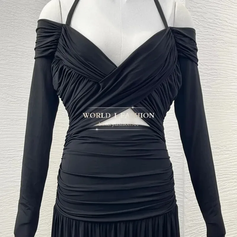 Hochwertiges schwarzes, langärmliges Neckholder-Maxikleid mit schulterfreiem Falten und Ausschnitt an der Taille 2025