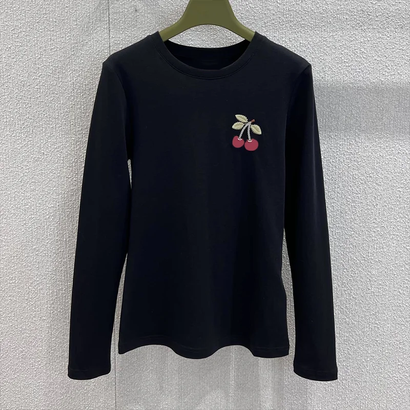 

Высококачественная женская черно-белая футболка с длинными рукавами и вышивкой вишни в минималистском стиле для всех сезонов 2591958