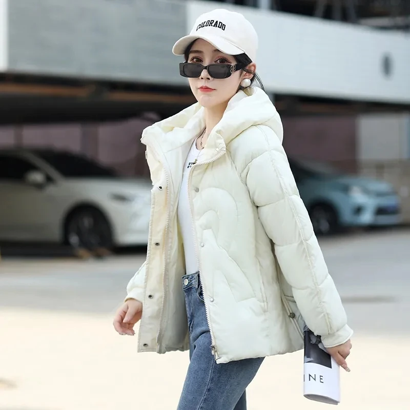 2025 Autunno Inverno Nuovo piumino in cotone con cappuccio per donna Versione coreana Cappotto caldo spesso allentato Giacche corte femminili Top casual