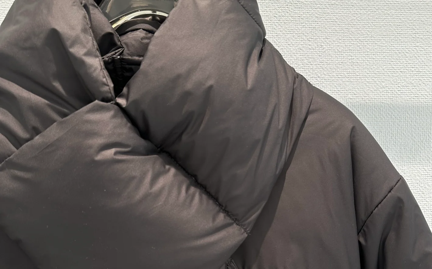 秋冬新作：胸元に刺繍された取り外し可能なスカーフ装飾、カジュアルダウンジャケット、婦人服