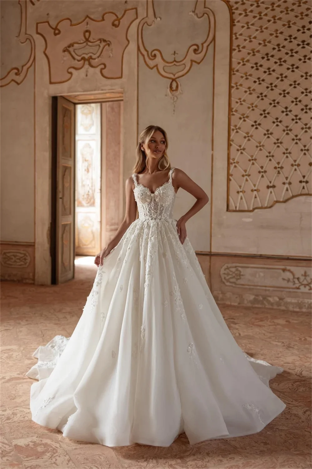 فساتين زفاف فاخرة بحمالات رفيعة على شكل قلب مزينة بالدانتيل على شكل حرف A مصنوعة حسب الطلب مشد سويب تراين 2026 فيستدو دي نويفال