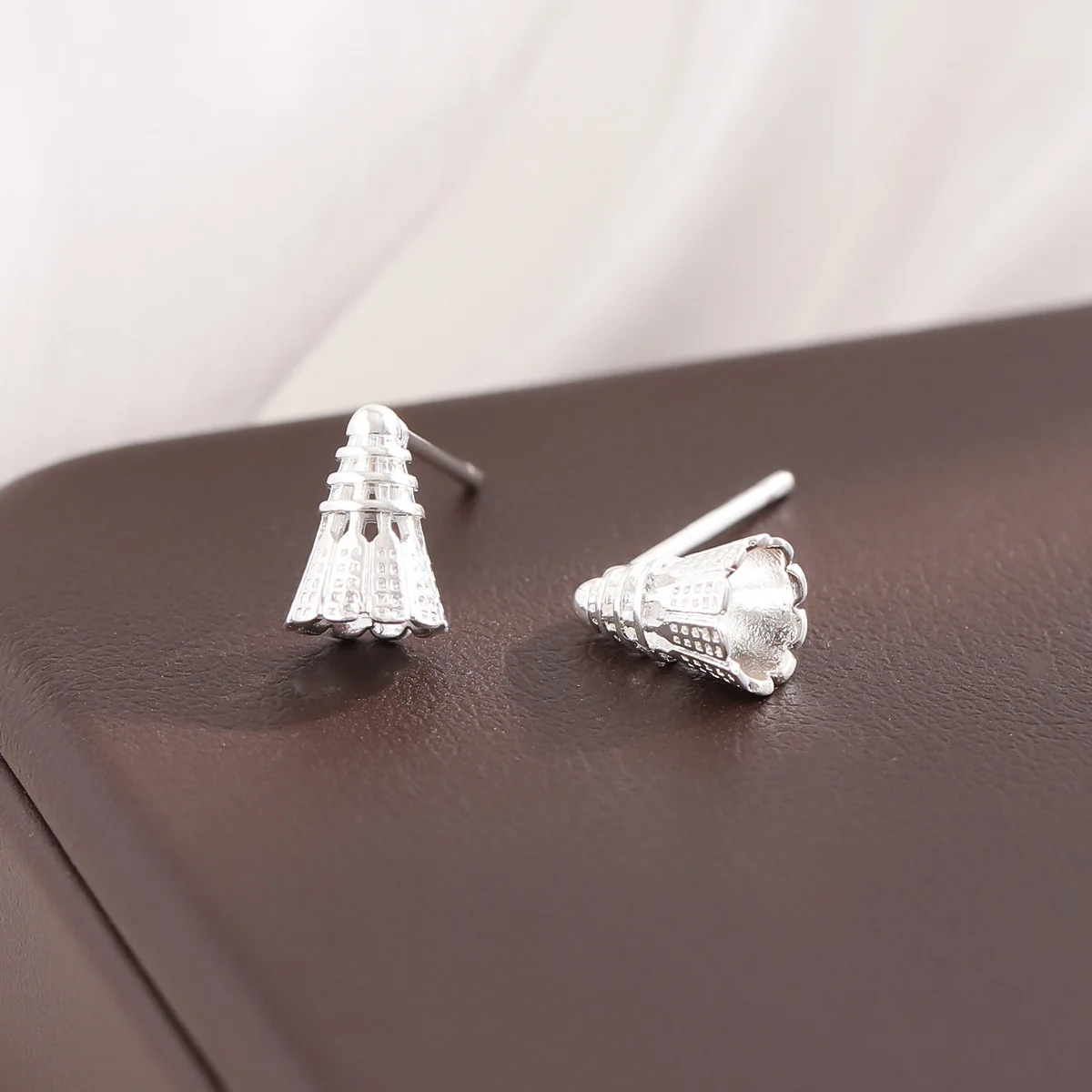 

Модные креативные серьги из стерлингового серебра 925 пробы, простые женские серьги в стиле бадминтон, подчеркивающие темперамент и индивидуальность, E145