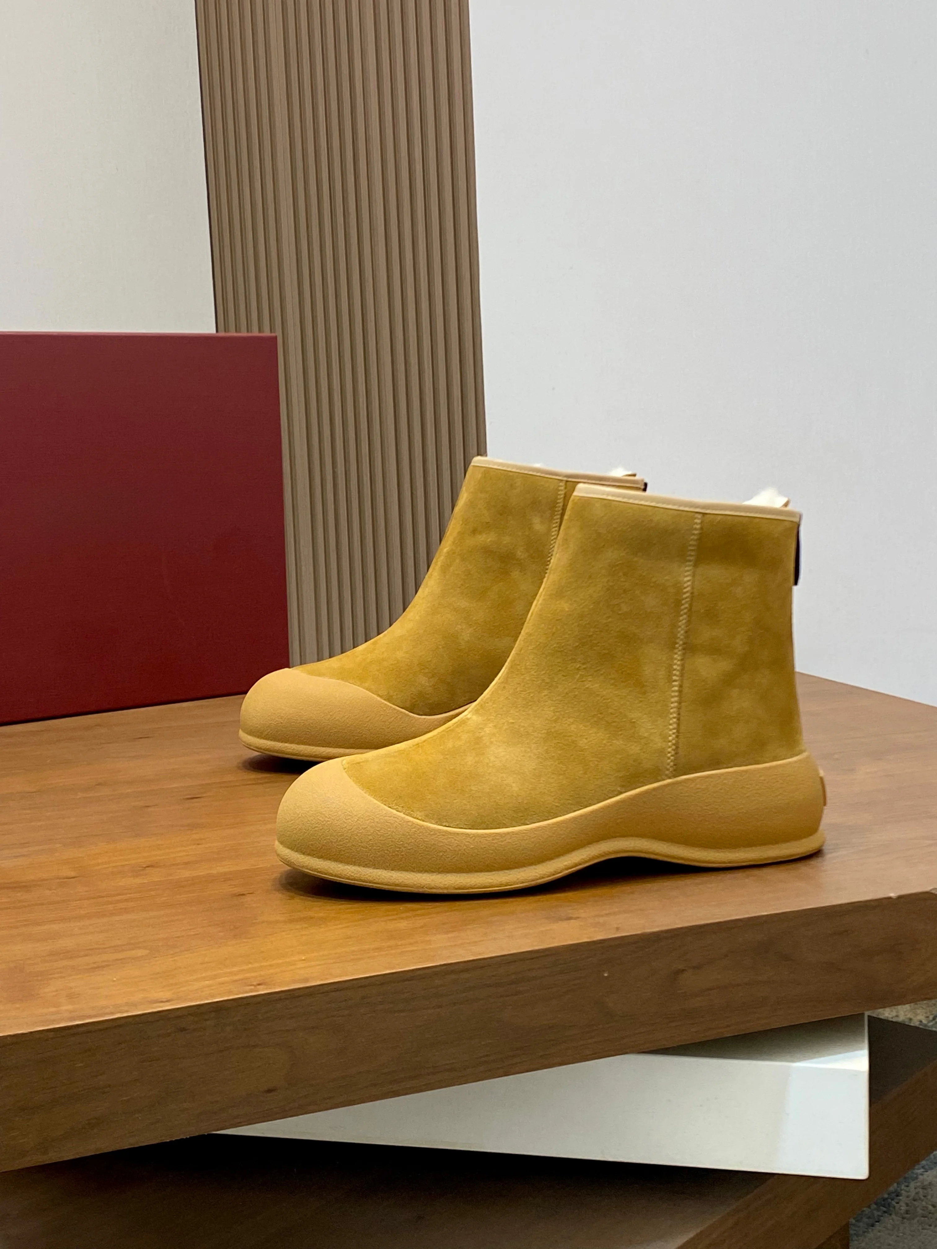 

Замшевые теплые ботинки 2025 года — с флисовой подкладкой, толстой подошвой контрастного цвета и без шнуровки, обеспечивающие ежедневное тепло зимой.