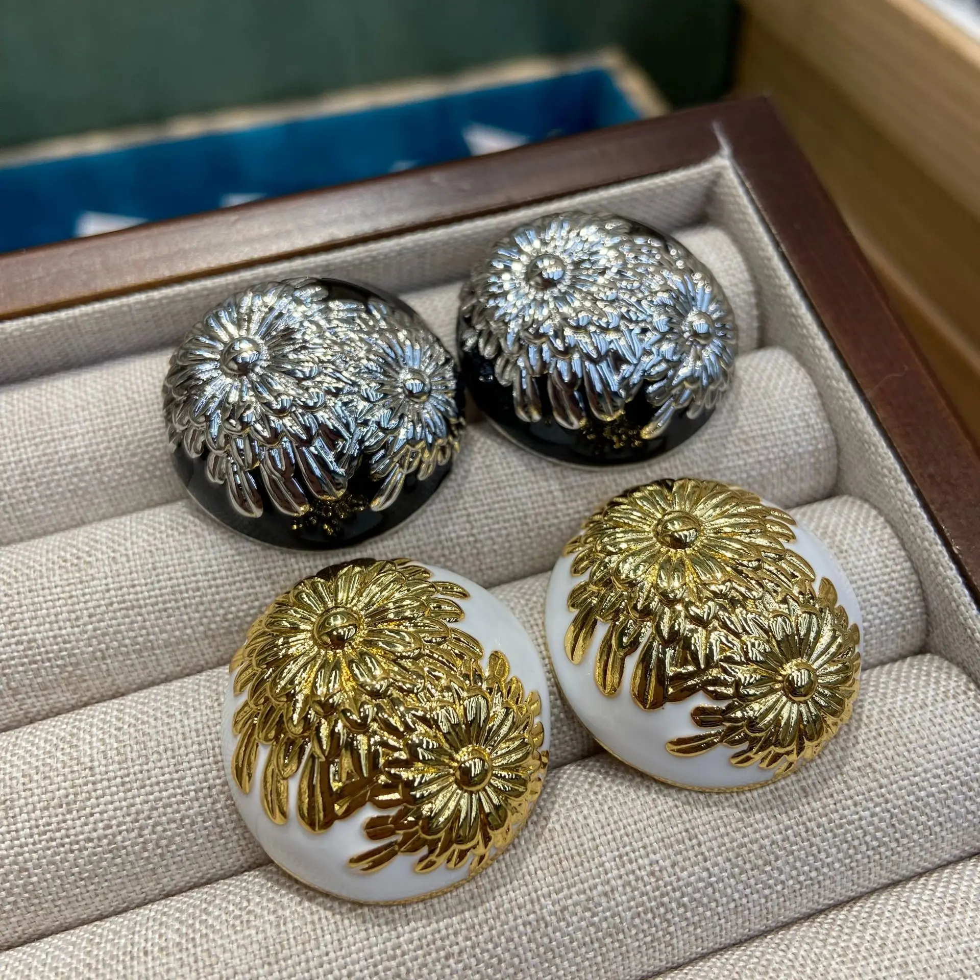 

Женские полукруглые трехмерные рельефные серьги-гвоздики с цветком ромашки в стиле ретро, женские украшения, подарки для банкета