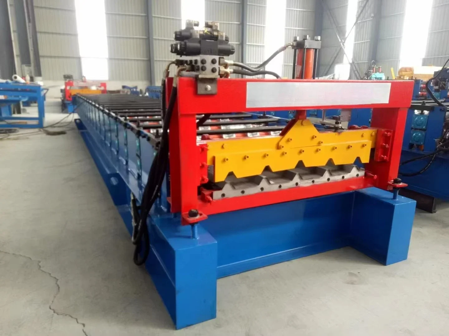 Hot Selling PPGI Color Steel Trapezoidal Roll Forming Machine, Anti-corrosion Roof Equipment High Speed Hot Selling Hot Selling.