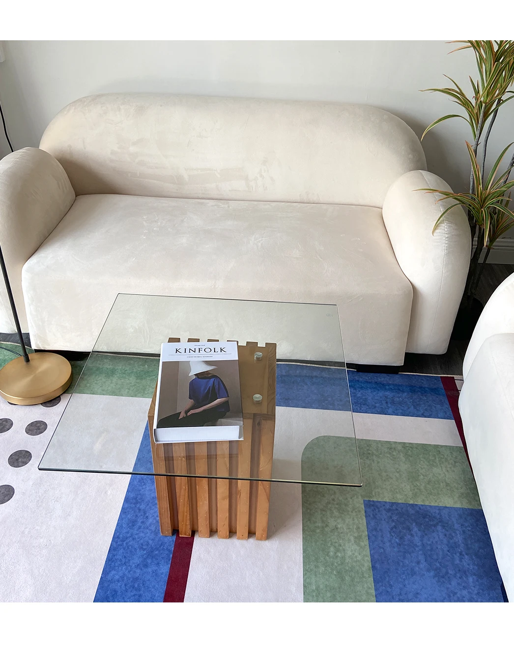 A few tea-colored transparent tempered glass  sets on the edge of terrazzo rock plate in the living room with solid wood grille