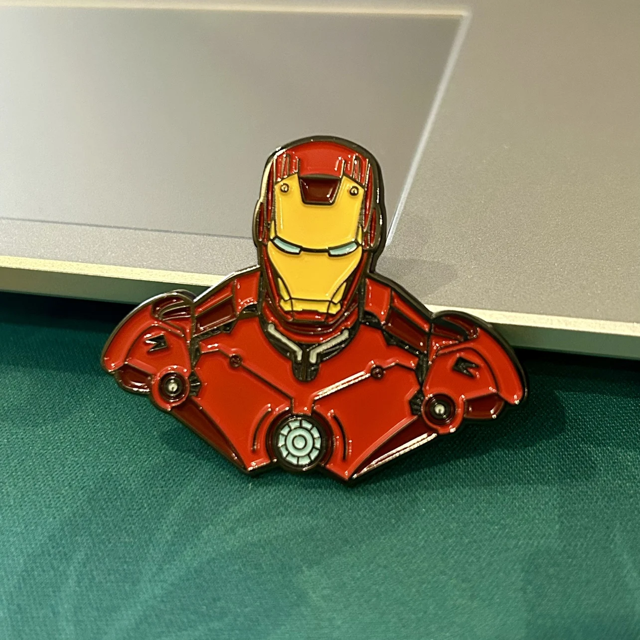 

Movie Avengers Iron Man Scarlet Witch Button Brooch Superhero Captain America Enamel Lapel Pin Trend Spiderman Badge