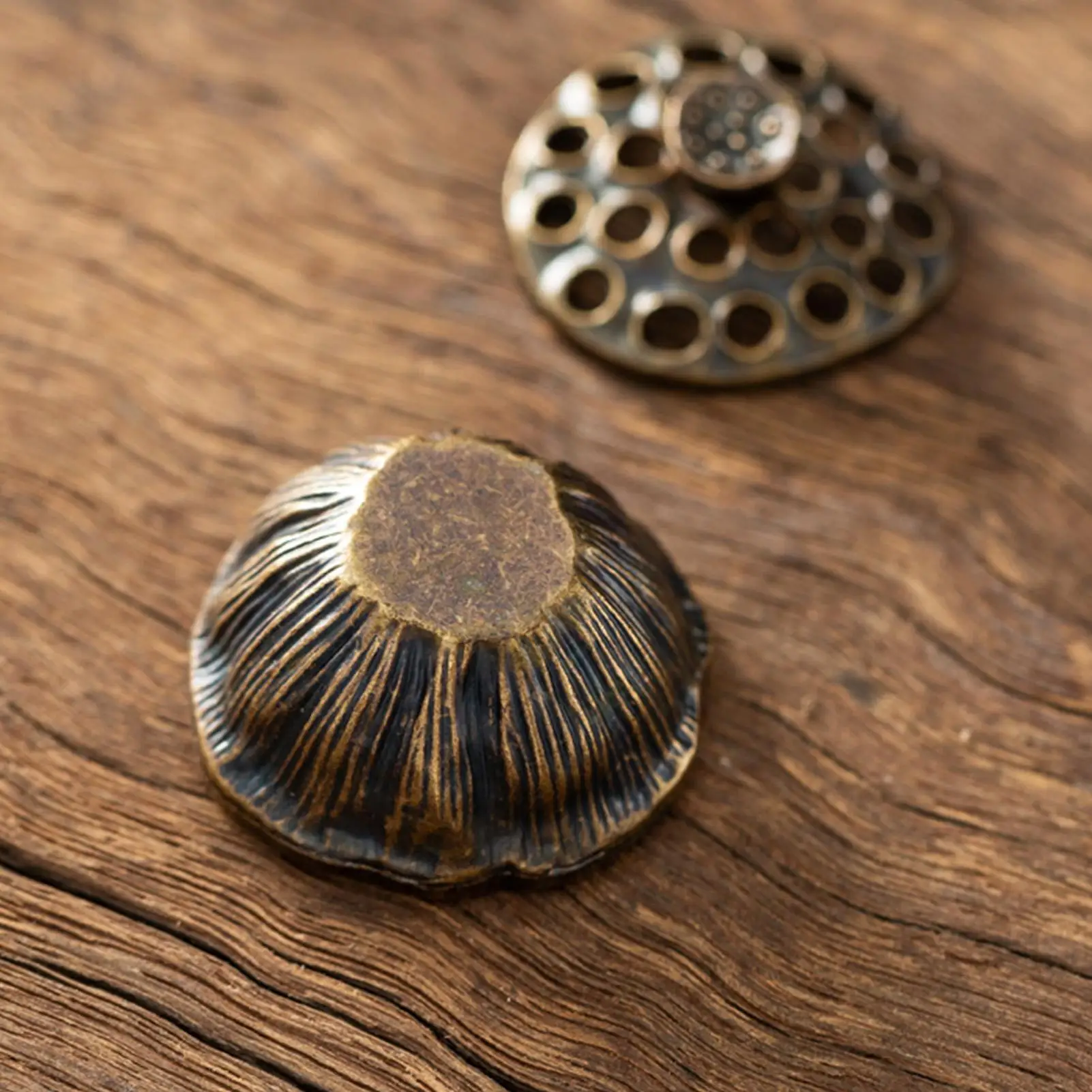 

Creative Metal Lotus Flower Incense Burner Vertical Lotus Cone Ash Catcher Indoor Aromatherapy Home Desktop Accessories
