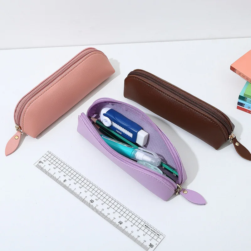 Un estuche creativo de cuero PU para bolígrafos con un diseño de cremallera y una bolsa de almacenamiento de cuero simple para aprender papelería