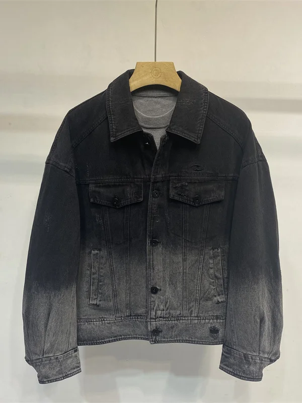 

Мужская джинсовая куртка с градиентным эффектом и дырками, утепленная пухом, модная повседневная верхняя одежда, зимняя новинка 2025 года, укороченная, свободного кроя, теплая, из полиэстера и хлопка.