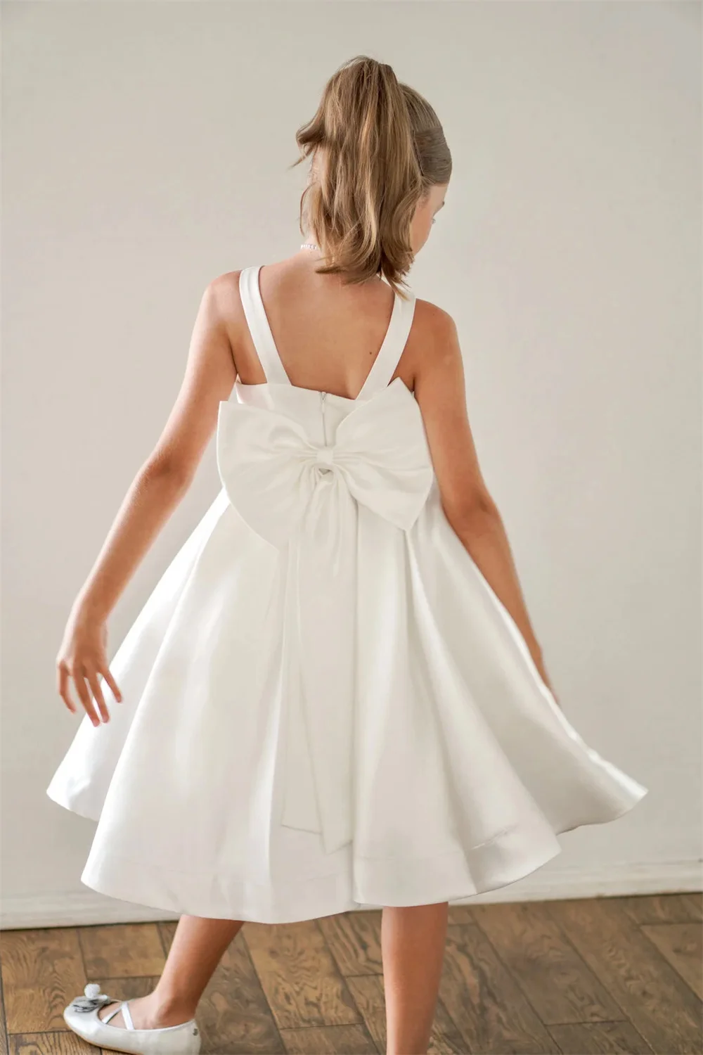 

Customized Elegant Flower Girl Dresses For Wedding Satin Backless With Bow Satin Princess Bridesmaid Quinceanera Birthday Gown