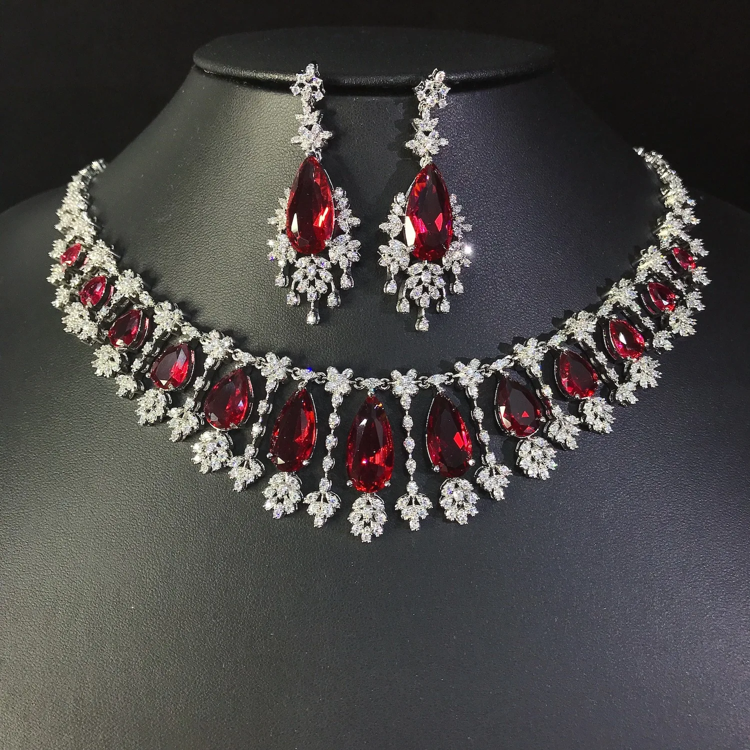 Fashion Light Luxury New Fashion Jewelry Droplet Shape Necklace and Earrings Suitable for Women Wedding Bridal Party Gifts M1169