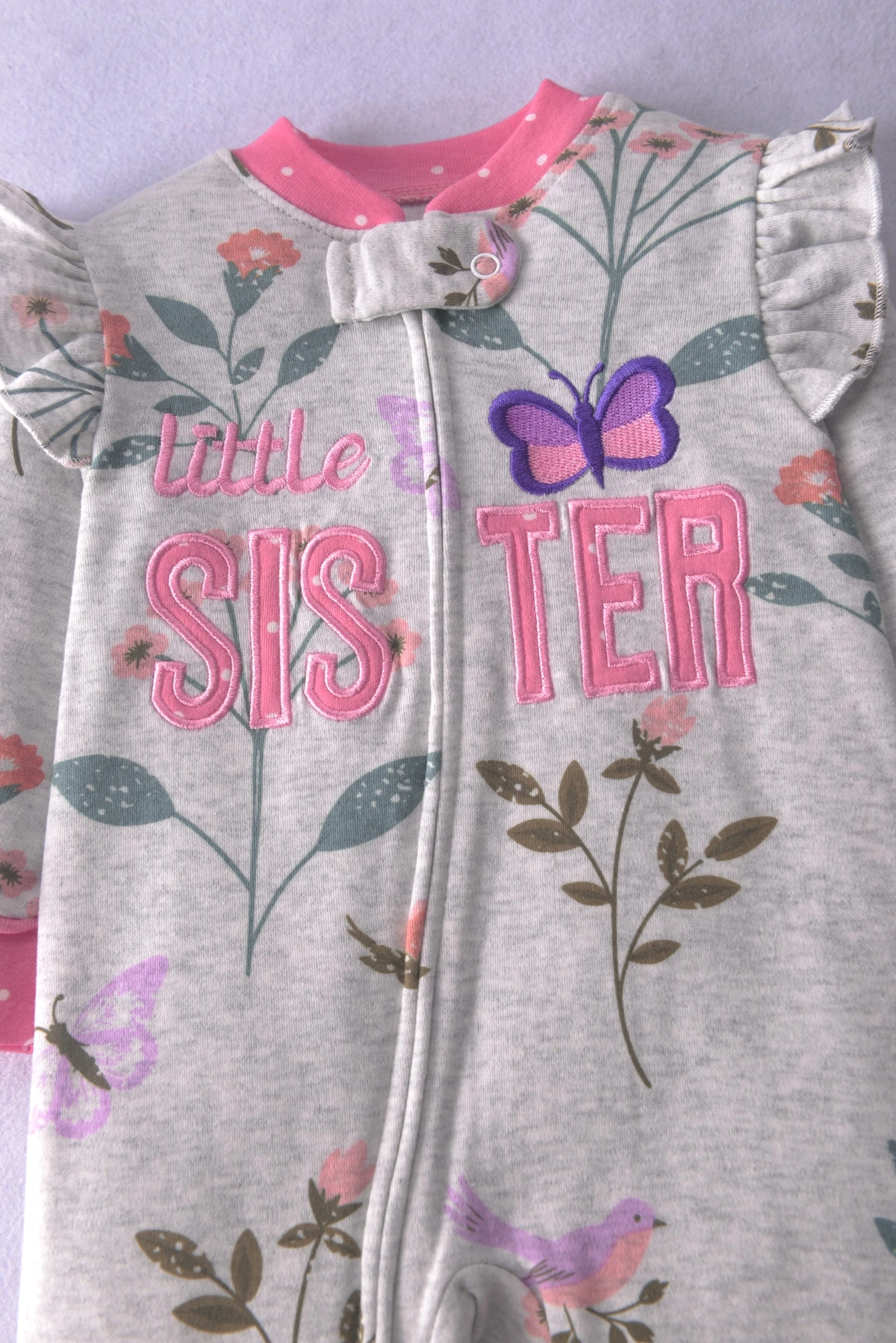 Doppelseitiger Baumwoll-Reißverschluss-Strampler für Kleinkinder, Mädchen, mit Herz- und Buchstabenstickerei, Allover-Print, Rüschenärmel, Ganzjahres-Baby-Jumpsuit, 6-24 Monate – Detail 7