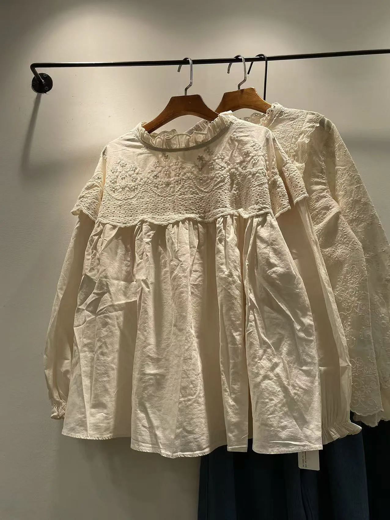 

Весна 2026: Женская модная повседневная блузка свободного кроя с длинным рукавом, вышитым кружевным воротником, из дышащего хлопка