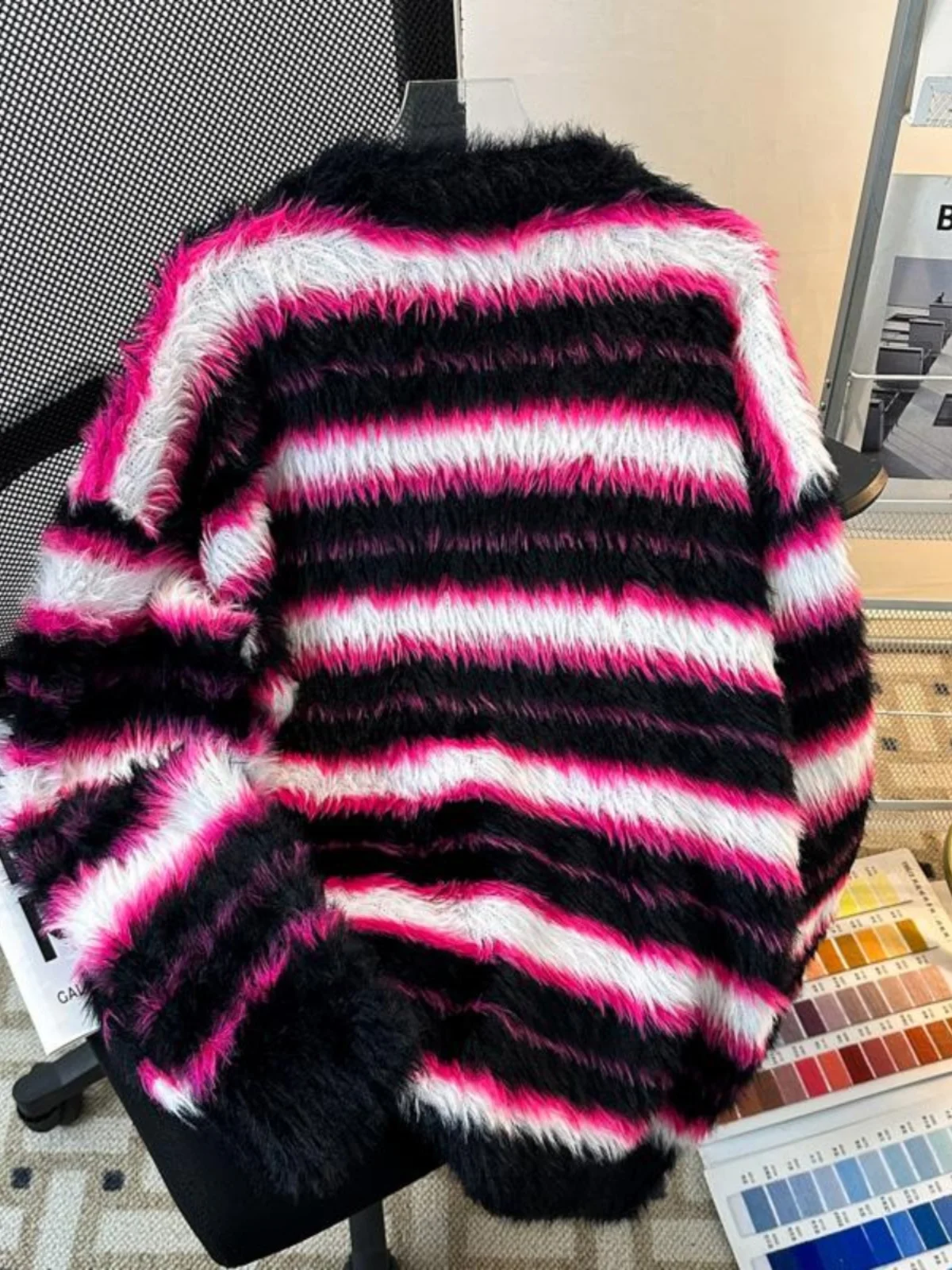 2025 가을 겨울 미국 레트로 스타일 남성 스트라이프 핑크 블랙 컬러 블록 루즈 캐주얼 데일리 니트 스웨터