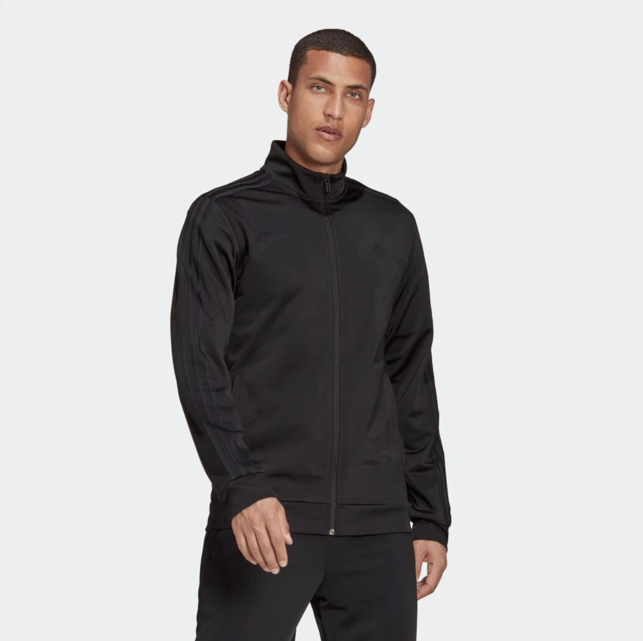 سترة رياضية بسحاب مطبوع عليها شعار الصدر بلون سادة من Adidas ESSENTIALS للرجال باللون الأسود